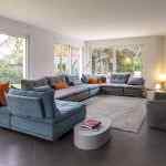 Grande pièce à vivre villa avec canapé de designer